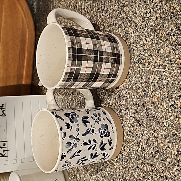 2 STUNNING POTTERS CORNER MUGS - Picture 1 of 8